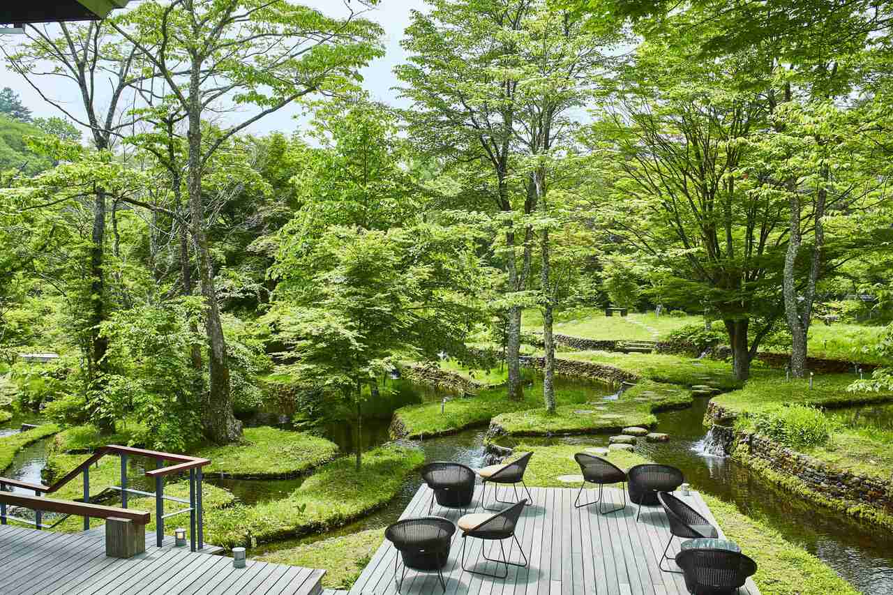新緑の季節には眩しいほどの緑に包まれる棚田ラウンジ。