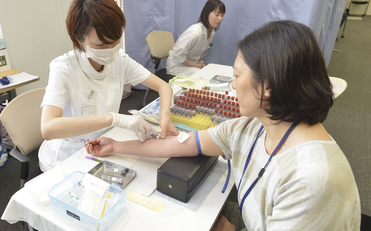 健康診断の様子　©時事通信社