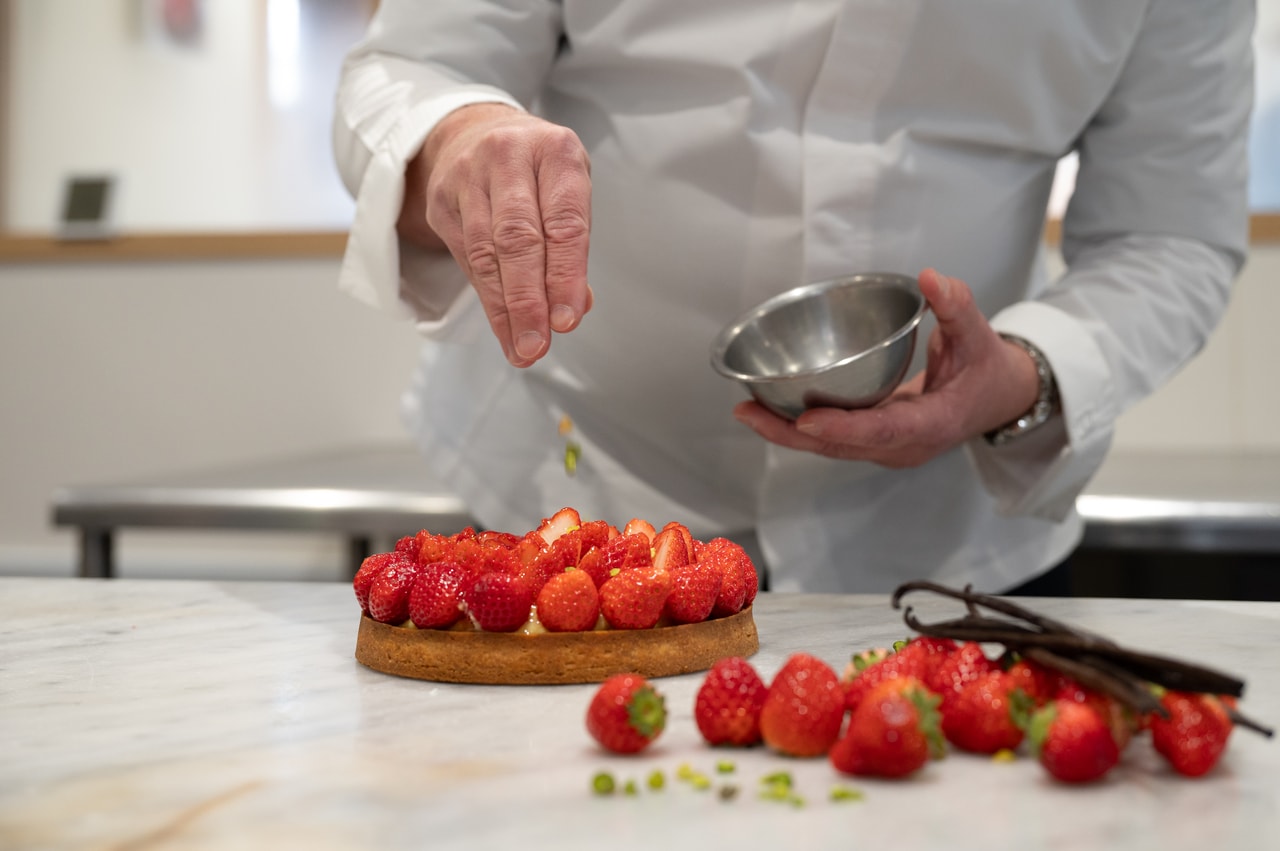 濃厚なピスタチオとフレッシュな旬のイチゴの酸味が味のオーケストラを奏でる。