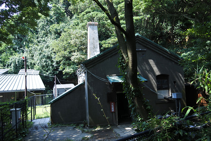 目立たないよう建造された発電所。