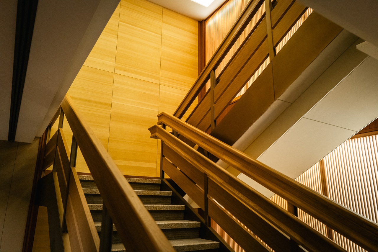 上った先に何が待っているのか、思わず想像したくなる階段。