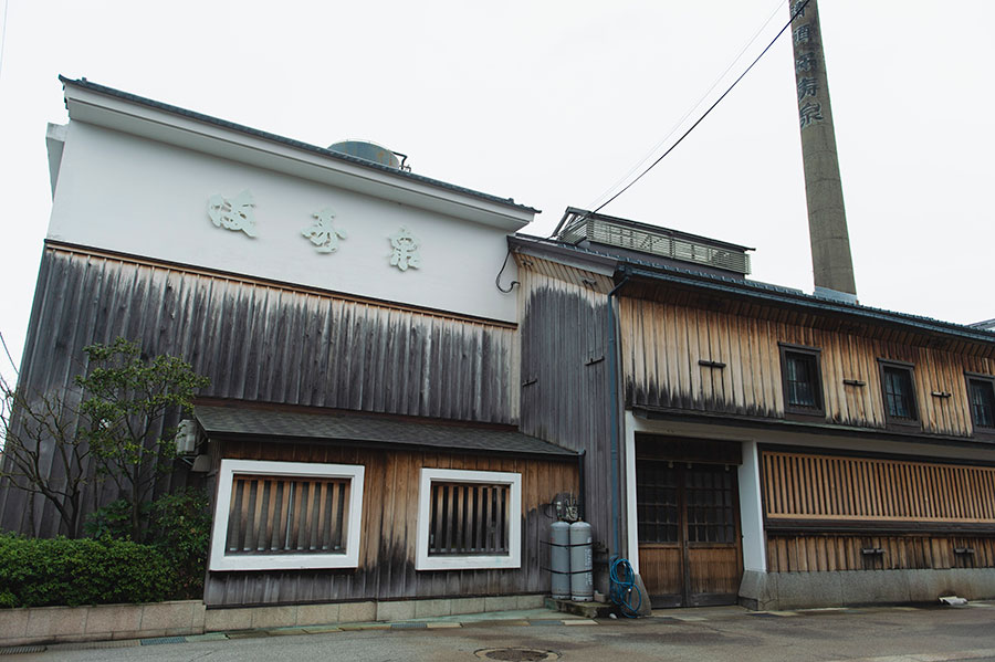 壁の色合いから、味わい深く年を重ねているのが見て取れる枡田酒造店の酒蔵。