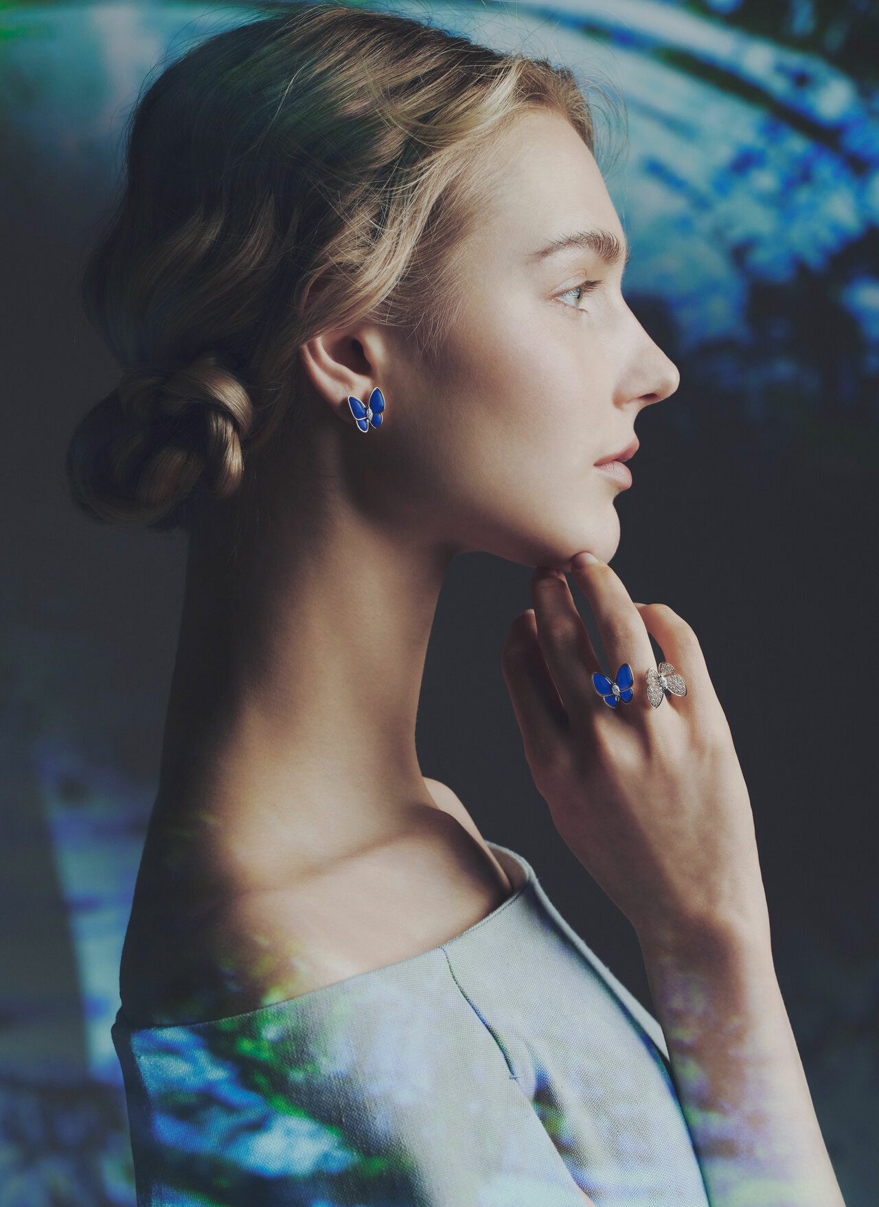 「ドゥ パピヨン イヤリング」（YG×WG×ダイヤモンド×ラピスラズリ）4,131,600円（両耳価格）、「ドゥ パピヨン アントレ レ ドア リング」（YG×WG×ダイヤモンド×ラピスラズリ）4,131,600円／ヴァン クリーフ＆アーペル（ヴァン クリーフ＆アーペル ル デスク）　ドレス 181,500円／ジア スタジオ（ザ・ウォール ショールーム　050-3802-5577）
