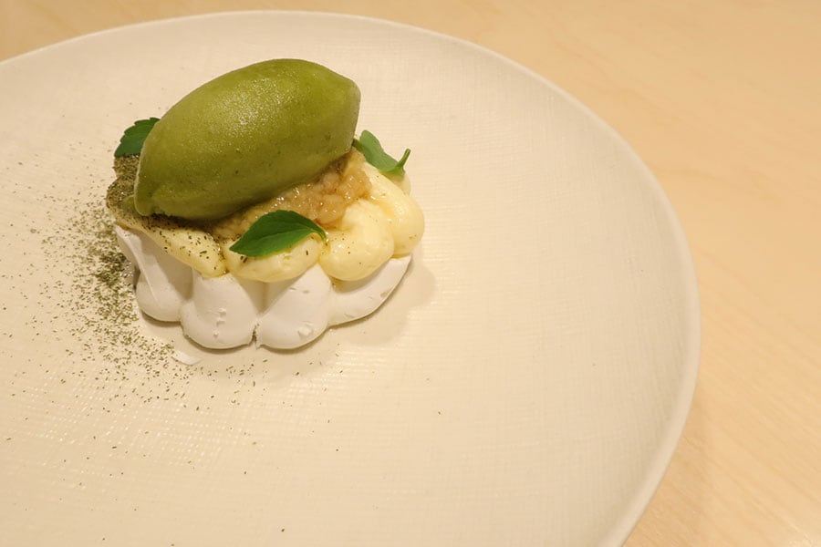 「Passionfruit and Tarragon Pavlova」（45ディルハム）。シャルジャ産ラブネー（クリーミーなヨーグルト）、スイスメレンゲ、シトラスタラゴンソルベ、塩麹オイルからなるデザート。デザートも自国産にこだわる。