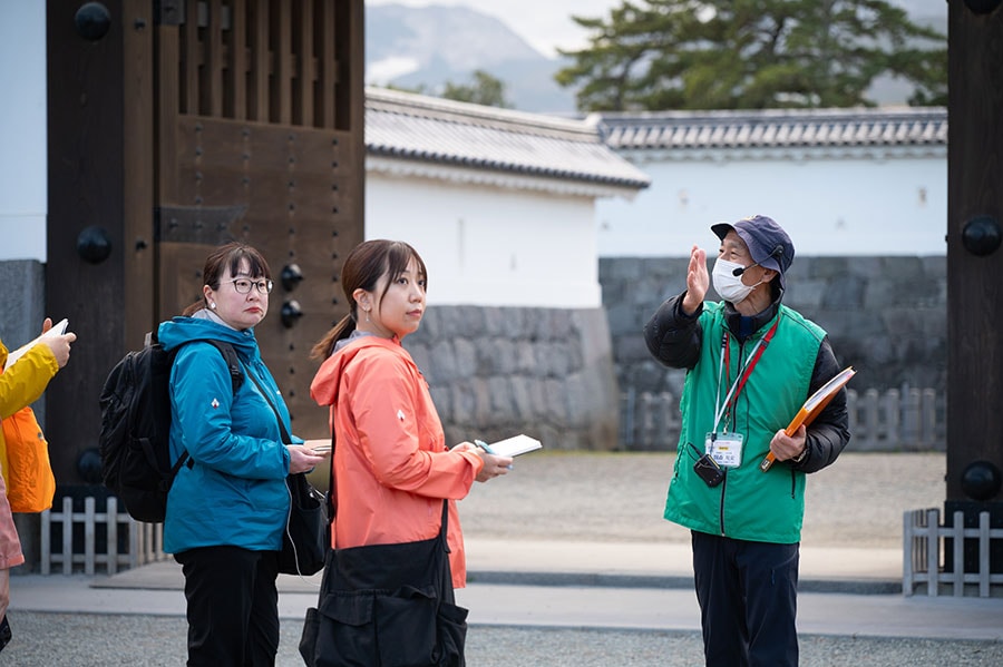 ガイドさんが徳川家康や江戸時代の城主であった大久保氏の話に触れながら、城内を案内してくれます。