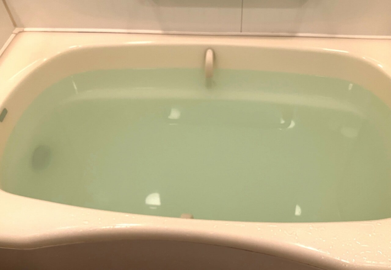 溶けきったあとはほんのり白い半透明の濁り湯に。そこからは香りを吸い込んで楽しみました。