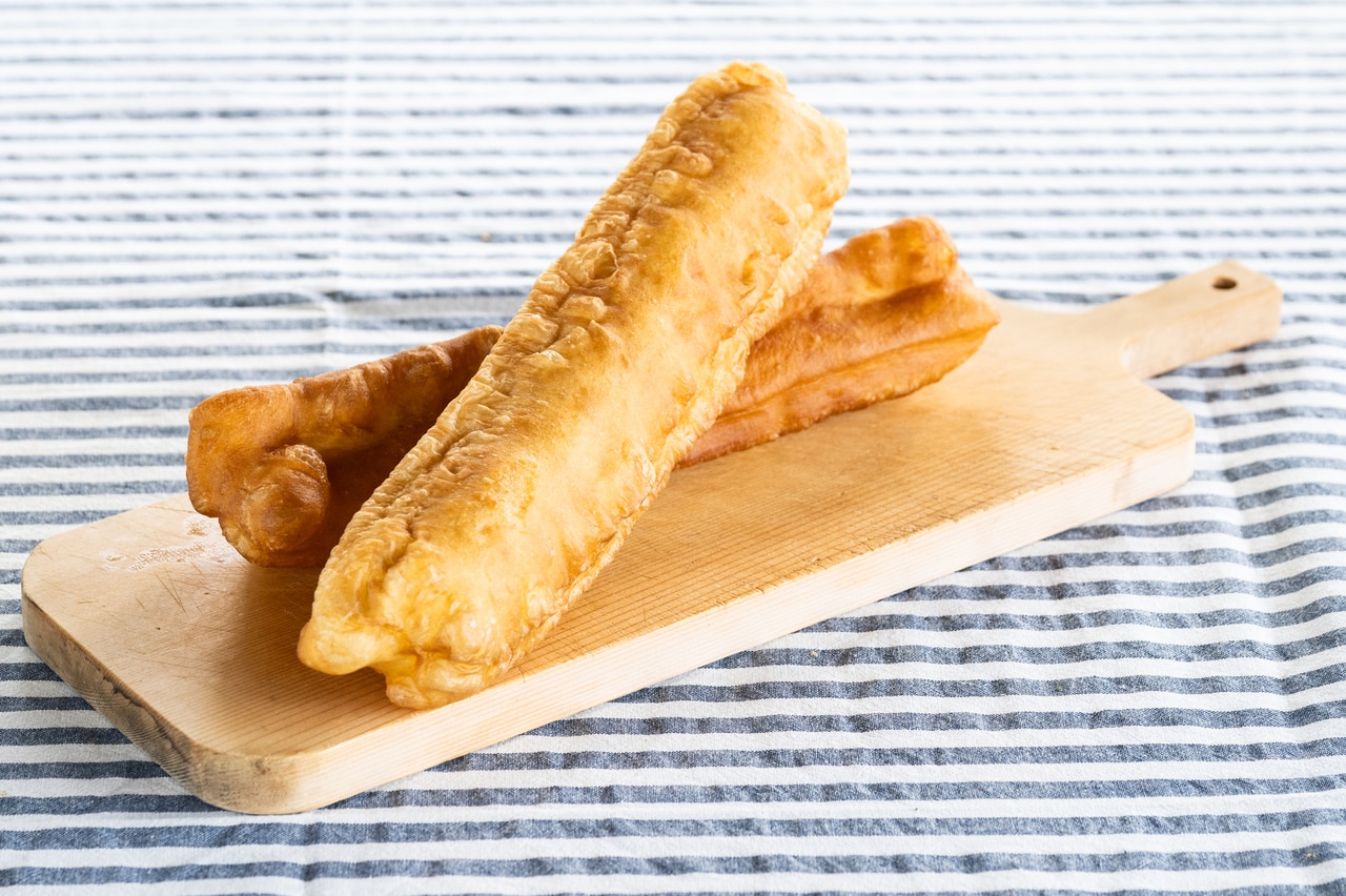 「揚げパン（油条）」2本280円。