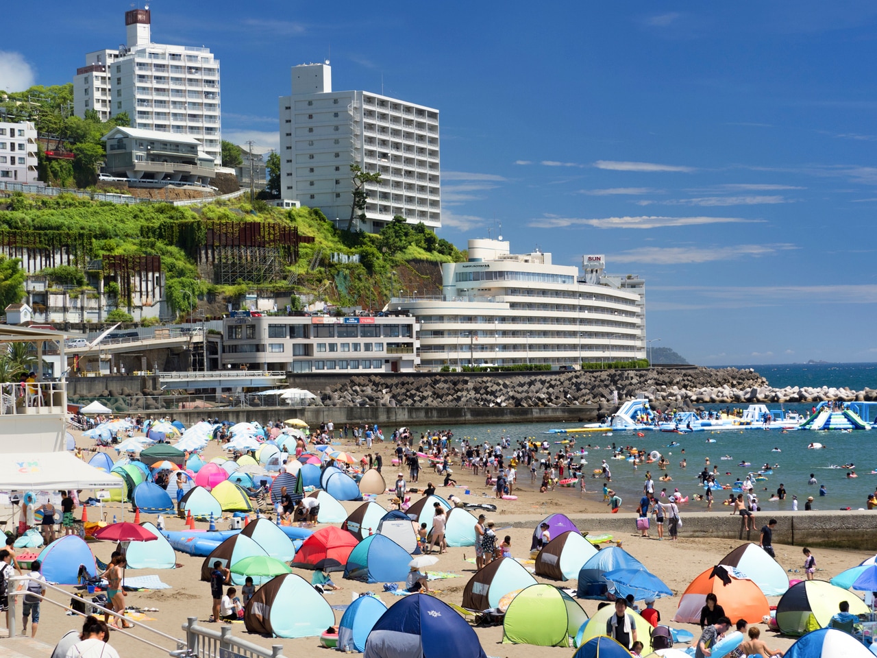 斜面に沿って建物が並ぶ、熱海らしい風景。