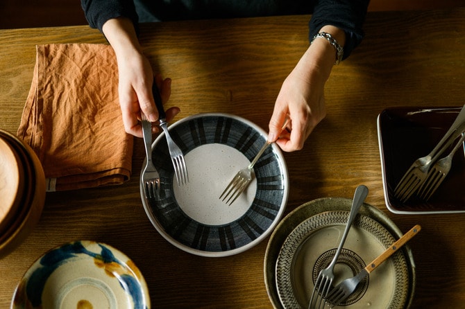 濃いオリーブ色の平皿で“料理上手な人の食卓”に」料理が映えるうつわの