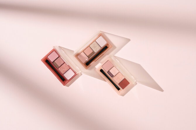 使える色だけを集めたマルチに使用できる5色セットのパレット。保湿成分として、カニナバラ果実油、ホホバ種子油、アボガド油を配合。紫外線遮断剤、アルコール、合成香料、石油系界面活性剤、パラベン、合成保存料、防腐剤すべてフリー。Fujiko マルチイージーパレット 全3種 2,195円。※2025年11月25日（火）発売／かならぼ