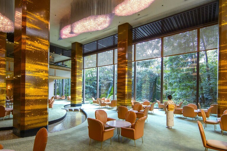 日本庭園と和の伝統美が息づき、非日常のひとときが過ごせる、ホテル1階の「メインラウンジ」。