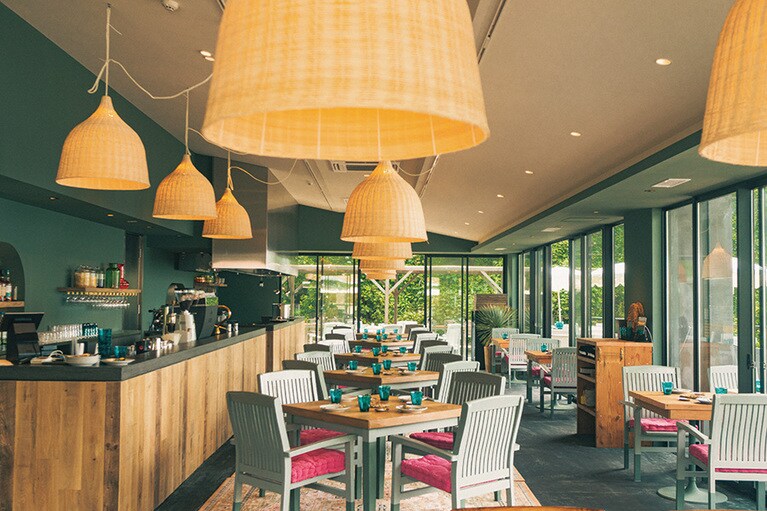 1日の締めくくりは本場の地中海料理を味わえる1階のレストランで、地元食材を使った至福のひと皿を。（eden　千葉）