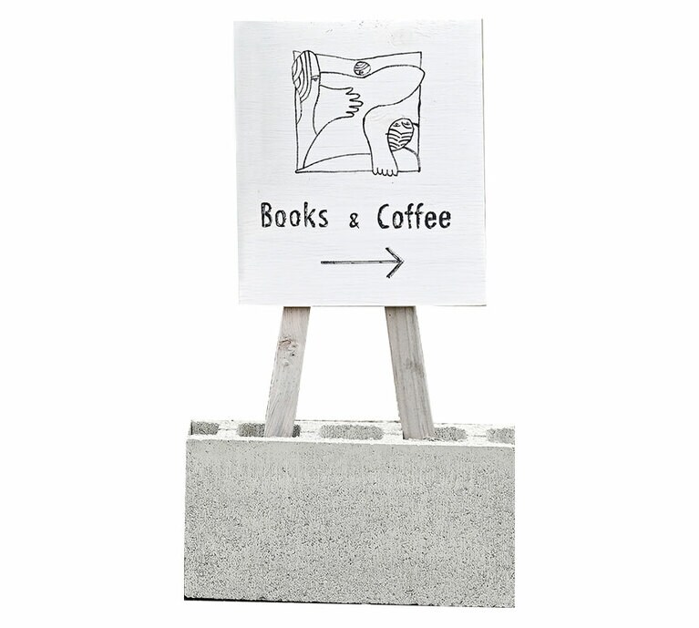 【本と商い ある日、】訪れる際は、この看板を目印に。