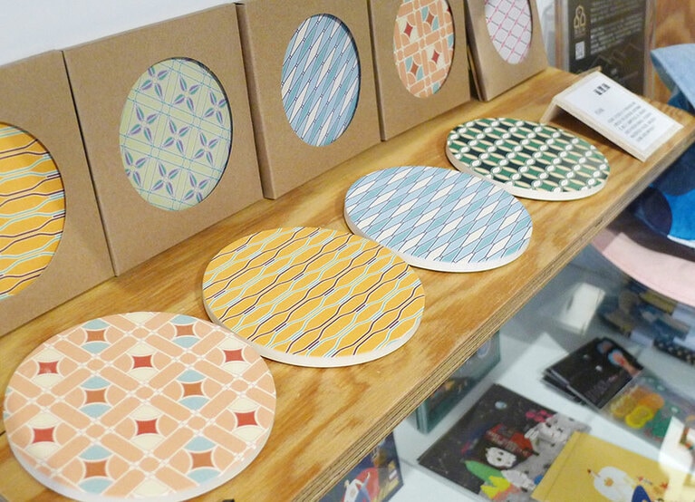 台湾の古い家屋で目にする人造大理石(テラゾ―）の床をモチーフにしたコースター。