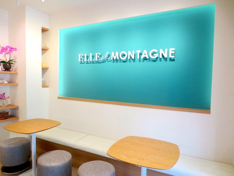 店内のイートインコーナーは2卓。店前のベンチも利用可。