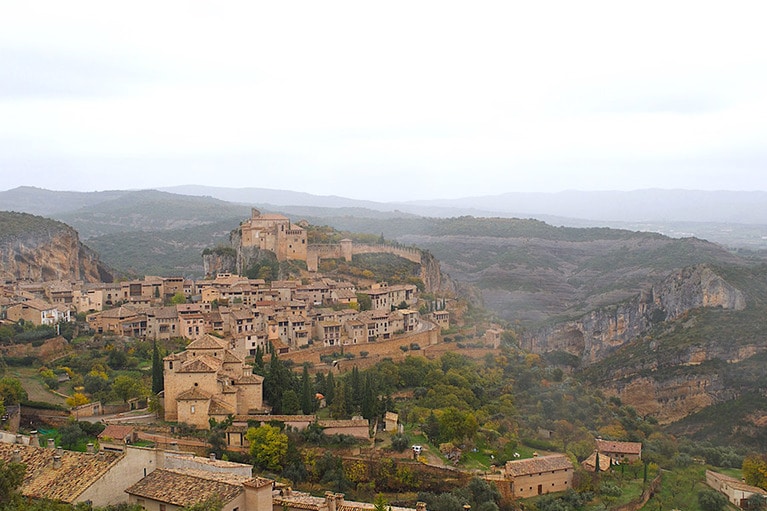 崖の上に立つアルケサル。高いところにあるのが参事会教会で、台形をした回廊、ロマネスクの見事なキリスト像がある。