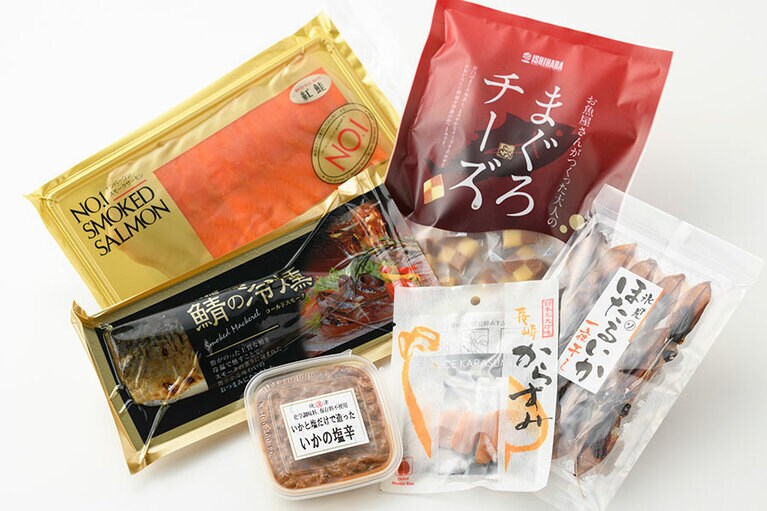 厳選つまみ6種セット 5,640円(送料込み)。左上から時計回りに：紅鮭スモークサーモン【天然】100g、まぐろチーズ 220g、ほたるいか一夜干し 15尾、からすみスライス 5切、いか塩辛 90g、鯖の冷燻 1枚／瀬古