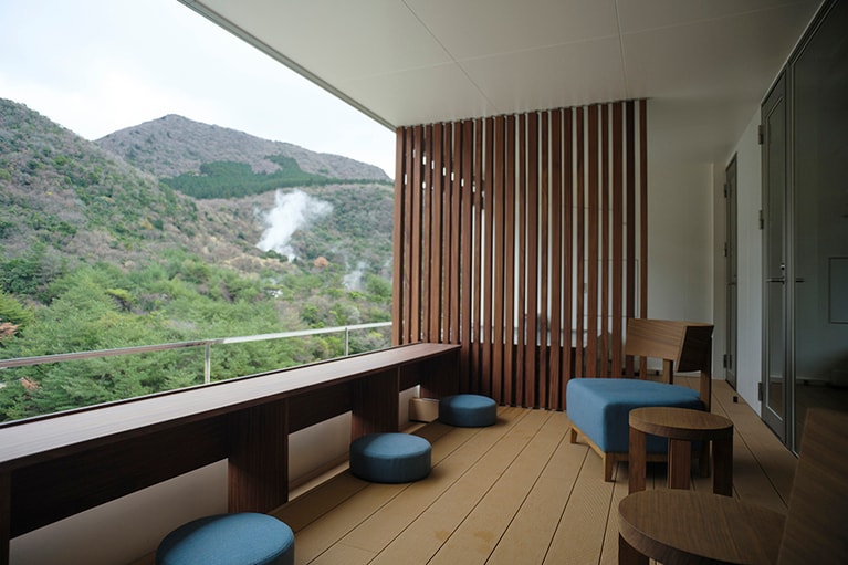 広々としたテラスは眺望抜群。まるで雲仙の大自然に抱かれるよう。