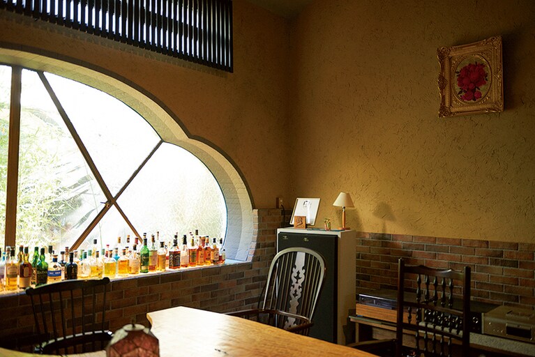 【旅館すぎもと】樹齢500年のトチノキの大テーブルを真ん中に、豊富な種類のお酒と極上の音楽が堪能できる瀟洒なバー。Photo: Masahiro Sanbe