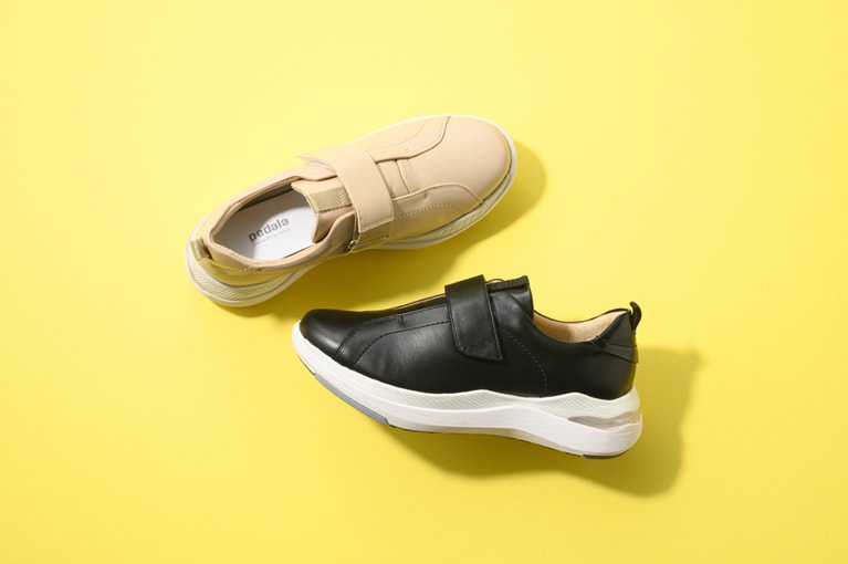 着脱が簡単なベルトフィッティングデザインの「PEDALA RIDEWALK 1212A208」(29,700円)。ブラックとベージュの全2色で、スカートにもパンツにも合わせやすく、スタイリングのバリエーションも広がりそう。