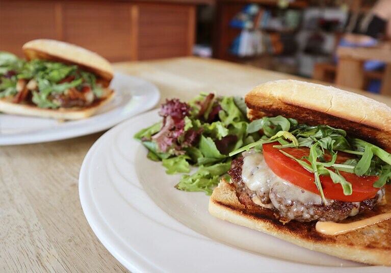 専門店顔負けの美味しさで、ジュワ～ッとあふれ出る肉汁がたまらない「グッドバーガー」と、あっさりとした「ベターバーガー」。