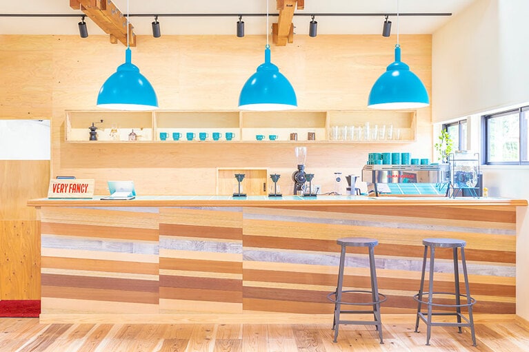 モダンなクラブハウスのような店内。島民にも観光客にも愛される可愛らしいカフェバー。