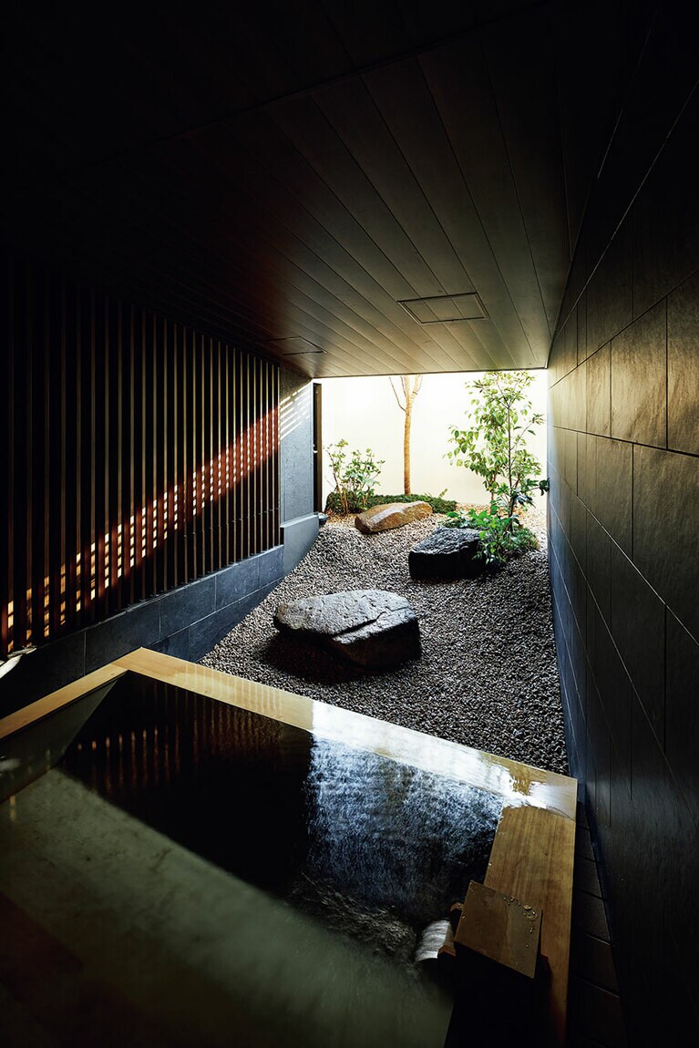 中庭を望む内湯とヒバの露天風呂でアルカリ性単純泉の芦ノ湖温泉を満喫。