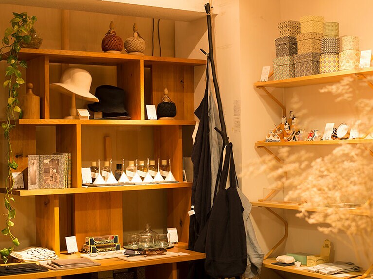 「なくてもいいけど、あると気分が上がるもの。空間にあったとき、気持ちいいもの」が並ぶ。