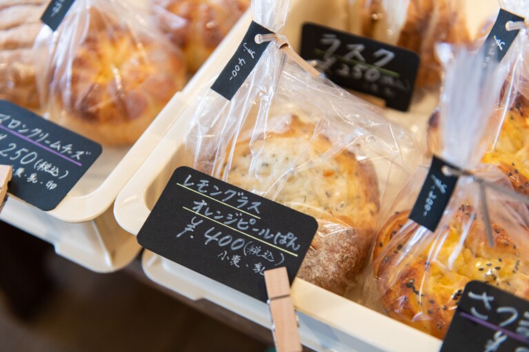 毎日どんなパンが並ぶのか楽しみな、手作りの「ソトノマ」。