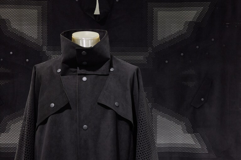 世界で初めて植物由来100％のウルトラスエード®を衣服に使用したコート。グラデーション状にドリルで開けられた穴によって軽量化を図るとともに意匠を加えた。© ISSEY MIYAKE INC. Photo:Masaya Yoshimura(Copist)