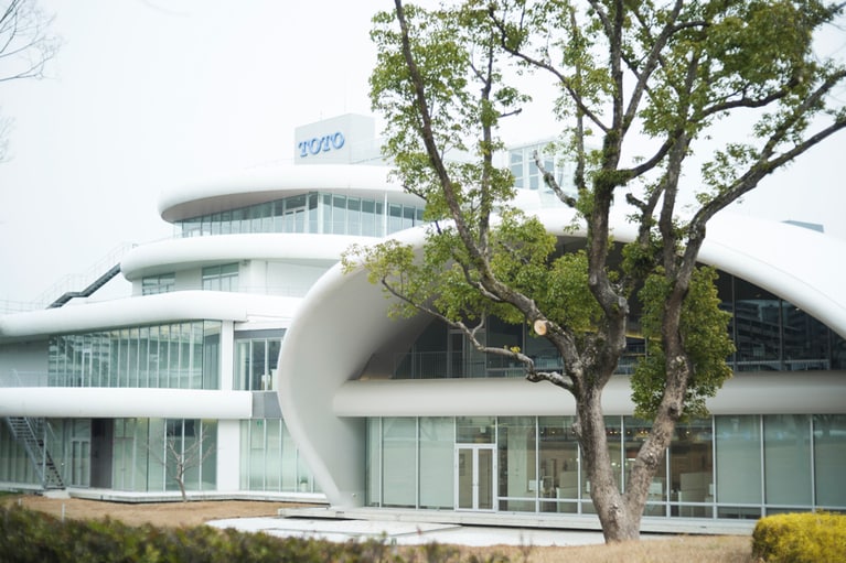 陶器を思わせるTOTOミュージアムの外観は、「水」と「大地」をモチーフとしてデザインされているそう。