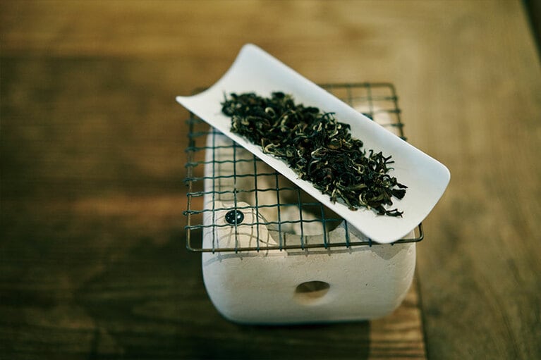 七輪で茶葉の余分な水分を飛ばすと香りがより立つ。