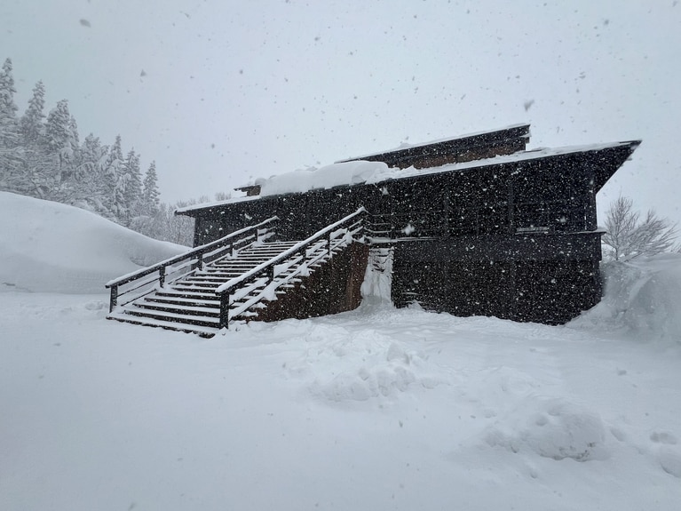 「 研ぎ澄ます、雪の妻有」 ⼭本 茜  「本日の宿」 駅から雪に強いジャンボタクシーに乗り、なんとか本日の宿に到着。