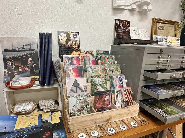 青森市のランドマーク「アスパム」や、りんごなどが写されたポストカードたち。