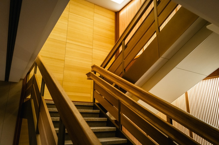 上った先に何が待っているのか、思わず想像したくなる階段。