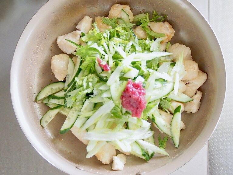 ささみが白っぽくなってきたら、（1）の食材を入れる。