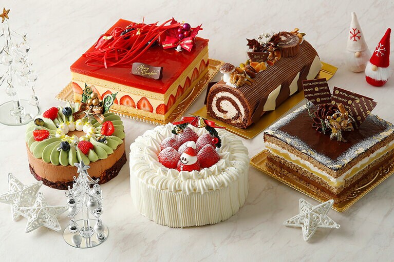 ホテルニューグランドの2021クリスマスケーキコレクション。「苺のショートケーキ」は中央。