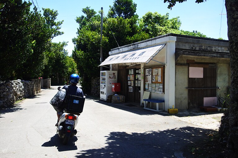 コンビニはなく、共同売店が3軒。12～15時はお昼休憩に入るので、お弁当は午前中に入手しないと、食べ損ねることに……。