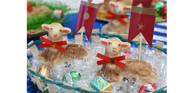 シチリアなど南地方のパスクアでは、羊をかたどったマジパンのドルチェをよく目にします。「死に勝利した」という意味の十字架を背負っています。