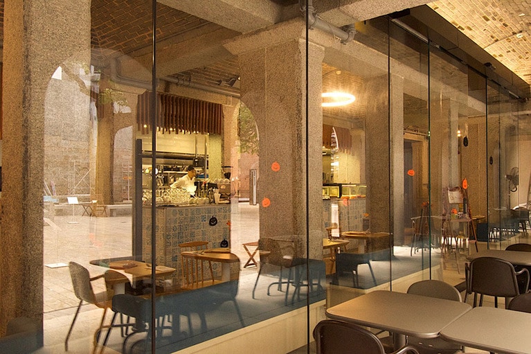 大館にはレストランやカフェが相当数あるので、そこに入るか悩むのだが…香港在住ライターで食に詳しい甲斐美也子さんおすすめは、「Old Bailey(オールドベイリー)」。おいしい江南料理が食べられる。(写真はオールドベイリーとは別のカフェ)