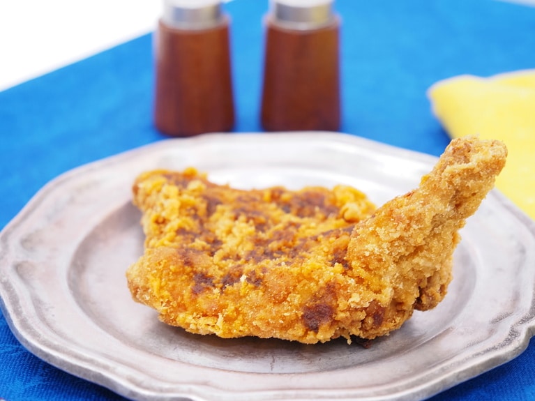 「ホット スパイスモスチキン〈カレー〉」（1本360円／5本セットだと100円オトクな1,700円！）