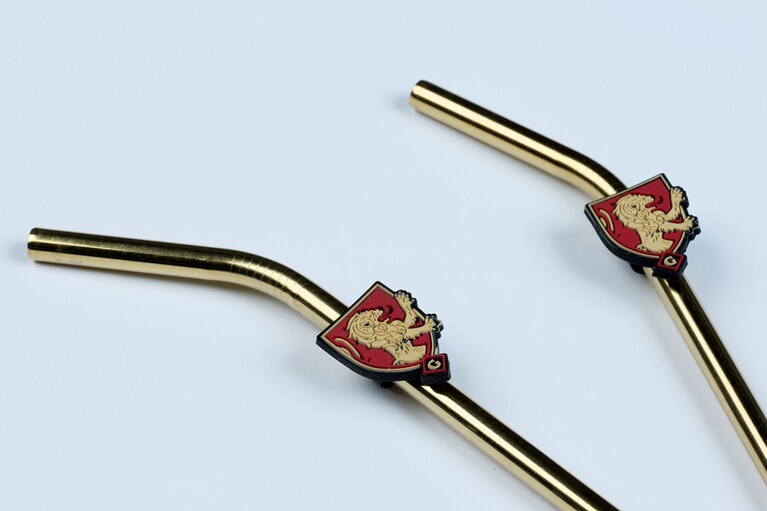 チャームもしっかりした作り。