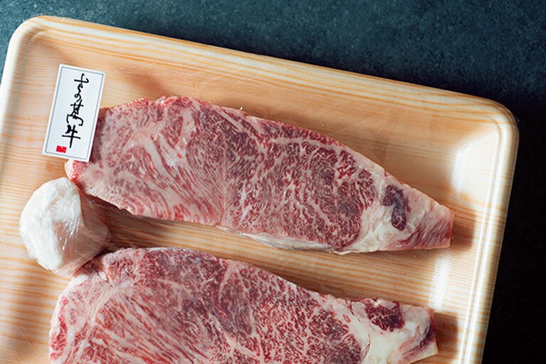 主役は「肉匠さの萬」のさの萬牛のサーロインステーキ。約2週間「うまもり」保存後も霜つきが抑えられ、おいしそうな色合い。https://sanoman.jp