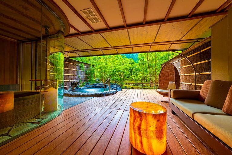 箱根吟遊［神奈川／箱根宮ノ下温泉］月タイプの客室の露天風呂＆オープンテラス。