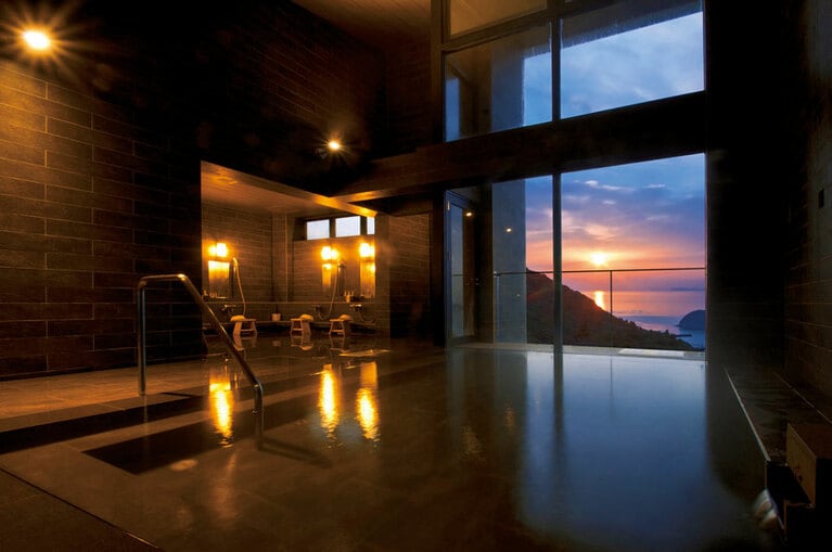 【五島列島リゾートホテル マルゲリータ】海を眺める自家源泉かけ流しの浴場。