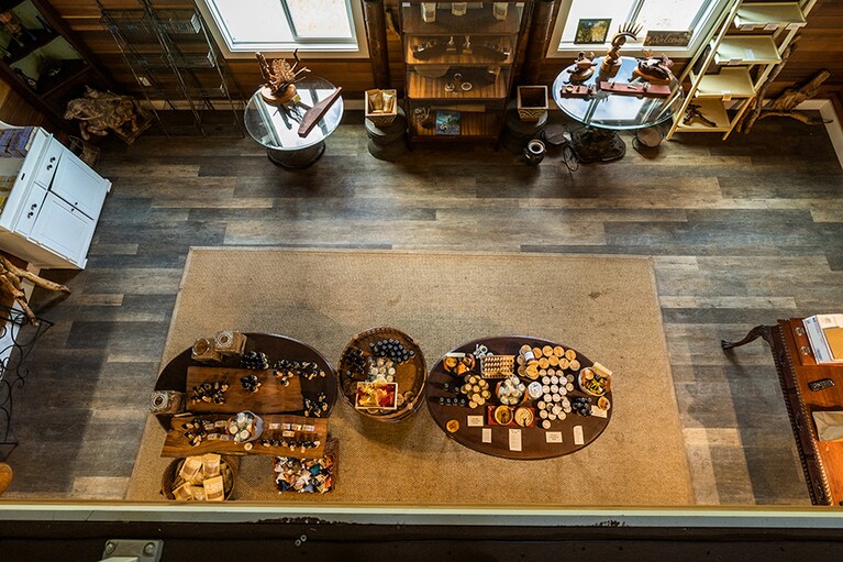 工房のテーブルにプロダクツが並ぶ。