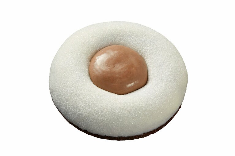 フォンダンショコラドーナツ ヘーゼルナッツ 200円。しっとり濃厚なチョコレートドーナツ生地に、 ガナッシュホイップとヘーゼルナッツクリーム を絞ったひと品。ボンボンショコラ「クールノワゼット」をイメージ。