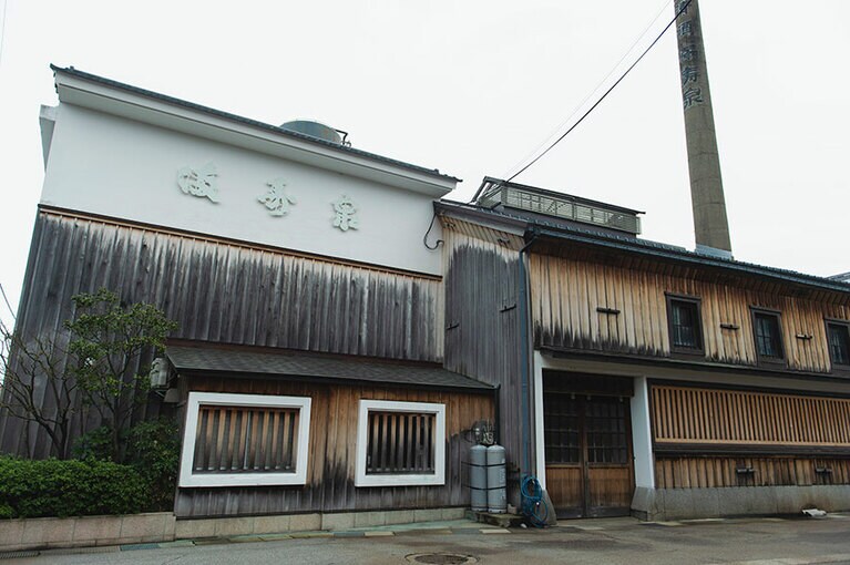 壁の色合いから、味わい深く年を重ねているのが見て取れる枡田酒造店の酒蔵。