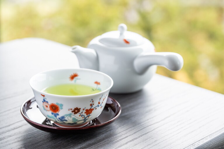 部屋の有田焼の深川製磁の茶器と八女市「千代乃園」のお茶。