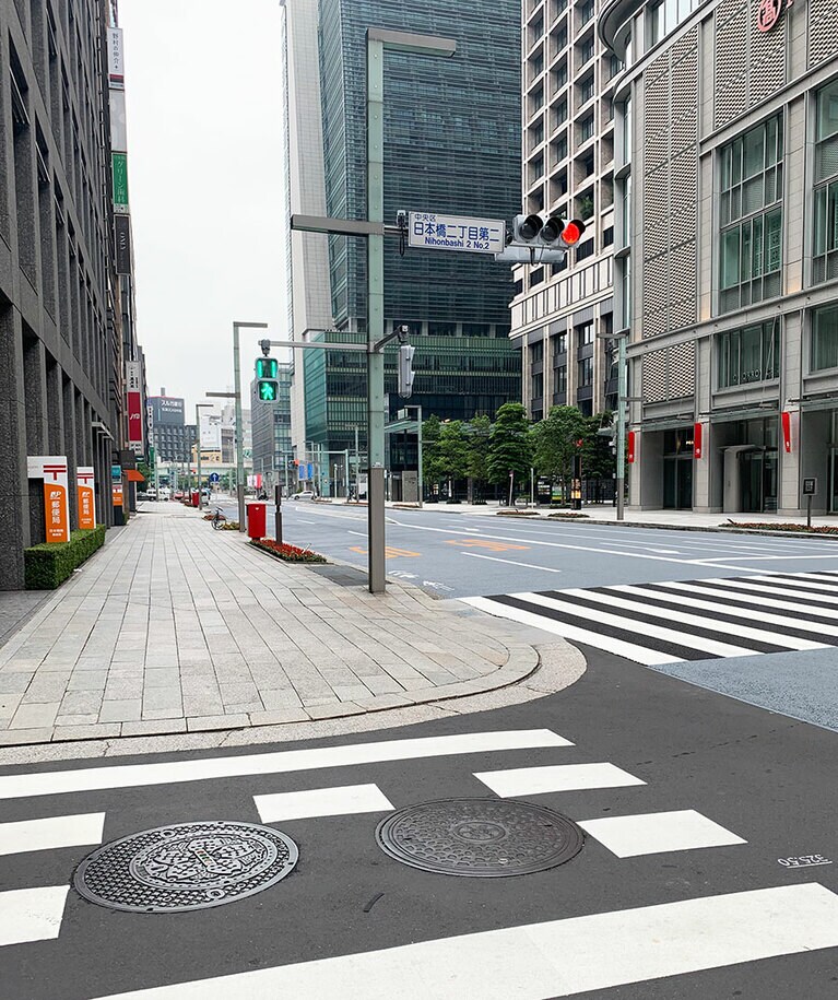 朝6時の日本橋。さすがに人も車もまばら。